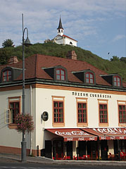 Moody pastry shop, farther the calvary chapel on Szent Tamás Hill - Esztergom (Ostřihom), Maďarsko