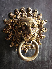 A lion head bronze knocker on the door of the Cathedral of Pécs - Pécs (Pětikostelí), Maďarsko