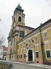 The Assumption of Mary Parish Church and the Town Hall of Szentgotthárd - Szentgotthárd, Maďarsko