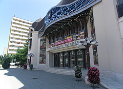 The today's modern building of the Szigligeti Theater of Szolnok, which was established in 1922 - Szolnok, Maďarsko