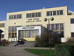 Deák Ferenc Primary School, entrance of its sports hall - Barcs, Maďarsko