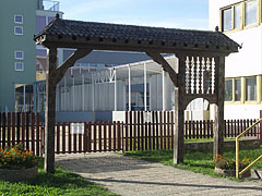 Wood carved Szekely gate at the entrance of the Deák Ferenc Primary School - Barcs, Maďarsko