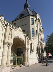 Monumental school palace in the Lehel Street (Primary or Elementary School of Musical and Physical Education) - Budapešť, Maďarsko