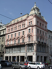 The pink colored Grünbaum-Weiner House - Budapešť, Maďarsko