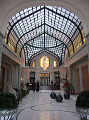 The lobby is actually an atrium (the so-called "Peacock Passage", in Hungarian "Páva Udvar") - Budapešť, Maďarsko