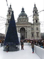 A smaller ice rink and the Christmas tree of the St. Stephen's Basilica - Budapešť, Maďarsko