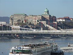 The Buda Castle Royal Palace ("Budavári Palota"), as well as the Royal Garden Pavilion ("Várkert-bazár") that is just under renovation, both can be seen behind the Elisabeth Bridge - Budapešť, Maďarsko