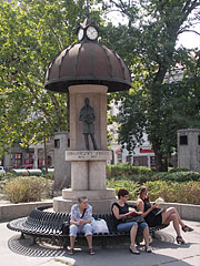 Street clock and benches, and the statue of Frigyes Podmaniczky politician and writer - Budapešť, Maďarsko