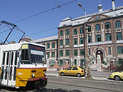 Yellow tram 14 in front of the bilingual secondary school - Budapešť, Maďarsko