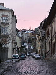 Cobblesoned street with stairway at the end of it, at sunset - Budapešť, Maďarsko