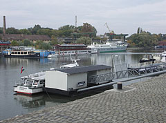 The "Lágymányos" scheduled service passenger boat at the end station in the Újpest Bay - Budapešť, Maďarsko