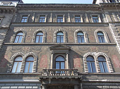 The facade of the former MÁV apartment building with sgraffito murals, created with sgraffito technique - Budapešť, Maďarsko