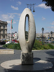 The "Zero kilometer stone" limestone sculpture in the square - Budapešť, Maďarsko