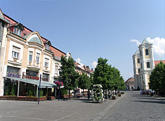 The main square with the Kékes Restaurant on the left, and the St. Bartholomew's Church on the right - Gyöngyös, Maďarsko