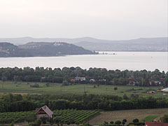 Looking from the Kőhegy Belvedere towards Szántód village on the southern lakeshore, as well as to the Tihany Peninsula - Zamárdi, Maďarsko