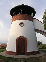 The circular and tower-like Kőhegy Lookout or Belvedere, built in 2000 - Zamárdi, Maďarsko