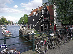 The small tilted house of the Café de Sluyswacht pub at the Oudeschans canal - Amsterdam, Hollanda