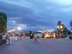 Lakeside promenade at the harbor in the evening - Balatonföldvár, Macaristan