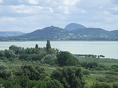 The Szigliget Bay ("Szigligeti-öböl") viewed from the "Szépkilátó" lookout point at the eastern side of Balatongyörök village - Balatongyörök, Macaristan