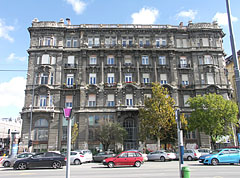 Late eclectic style apartment house on the Danube bank - Budapeşte, Macaristan