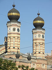 The octagonal twin towers of the Dohány Street Synagogue - Budapeşte, Macaristan