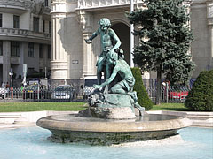 Fountain in the middle of the square, it is called "Fountain of the water pouring children" - Budapeşte, Macaristan