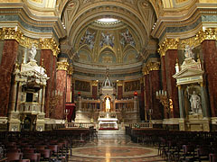 The sanctuary and the main altar in a canopy (or baldachin) of the roman catholic cathedral church - Budapeşte, Macaristan