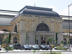 The north entrance of the Keleti Train Station, the departure lounge and ornate waiting hall from outside - Budapeşte, Macaristan