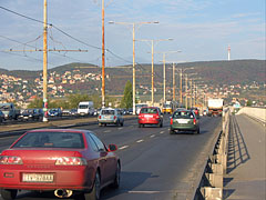 Car traffic on the six-lane Árpád Bridge - Budapeşte, Macaristan