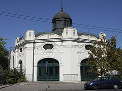 The white listed building is a historical carousel (merry-go-round) from 1906 - Budapeşte, Macaristan