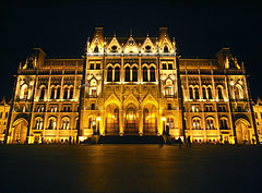 The night illumination of the neo-gothic (gothic revival) and eclectic style Hungarian Parliament Building - Budapeşte, Macaristan