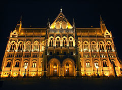 The northern facade of the neo-gothic (gothic revival) style Hungarian Parliament Building ("Országház") - Budapeşte, Macaristan