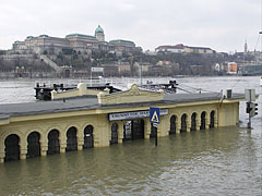 The Vigadó Square boat station is under the water, and on the other side of the Danube it is the Royal Palace of the Buda Castle - Budapeşte, Macaristan