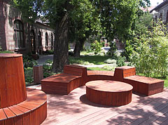 Modern style wooden benches in the park of the Veterinary Science University - Budapeşte, Macaristan