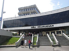 The main facade of the Budapest-Déli Railway Terminal (the current main building was completed in 1975, designed by György Kővári Hungarian architect) - Budapeşte, Macaristan