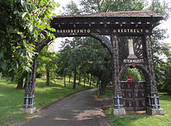 Carved wooden Székely gate from 1943 - Gödöllő, Macaristan