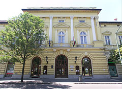 The yellow building of the Móra Ferenc Community Center (originally Hotel Korona), including among others the Korona Café - Kiskunfélegyháza, Macaristan