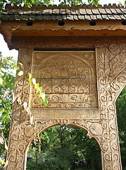 Carvings on the szekely gate in the protestant cemetery - Mogyoród, Macaristan