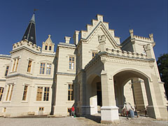 The west side of the Nádasdy Mansion, including the portico at the entrance with the driveway - Nádasdladány, Macaristan