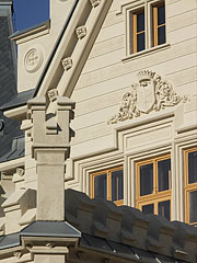 Details of the main facade of the Nádasdy Mansion, including the coat of arms of the family - Nádasdladány, Macaristan