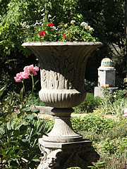 Stone vase in the garden - Székesfehérvár, Macaristan