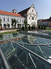 The glass covered exhibition in the center of the ruin garden - Vác, Macaristan