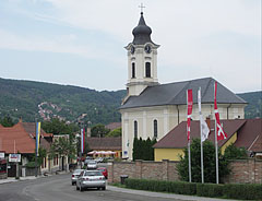 Streetscape with the Saint John the Baptist Roman Catholic Church, the hill with the houses of Nagymaros is over River Danube - Visegrád, Macaristan