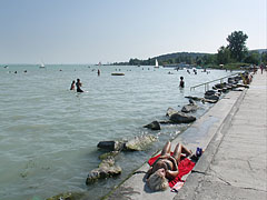 The Wesselényi beach in Balatonalmádi, looking westwards (towards Balatonfüred) - Balatonalmádi, Ungaria