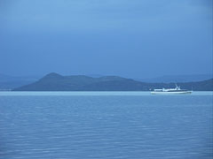 The view of Tihany Peninsula from the free beach of Balatonföldvár - Balatonföldvár, Ungaria