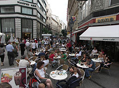 Tables of the Anna Café on Váci Street - Budapesta, Ungaria