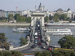 The sight of the Széchenyi Chain Bridge, the Danube River and Pest downtown from above the entrance of the Buda Castle Tunnel - Budapesta, Ungaria