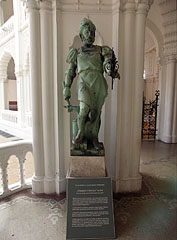 Statue of a medieval blacksmith in the lobby of the museum - Budapesta, Ungaria