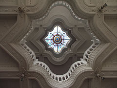 Looking up from the lobby to the additional floors and the stained glass skylight window on the rooftop - Budapesta, Ungaria