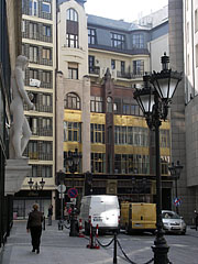 Art Nouveau palace on the Fashion Street, on the picture between an ornamental sculpture on the Hotel Le Meridien and the Hotel Kempinski - Budapesta, Ungaria